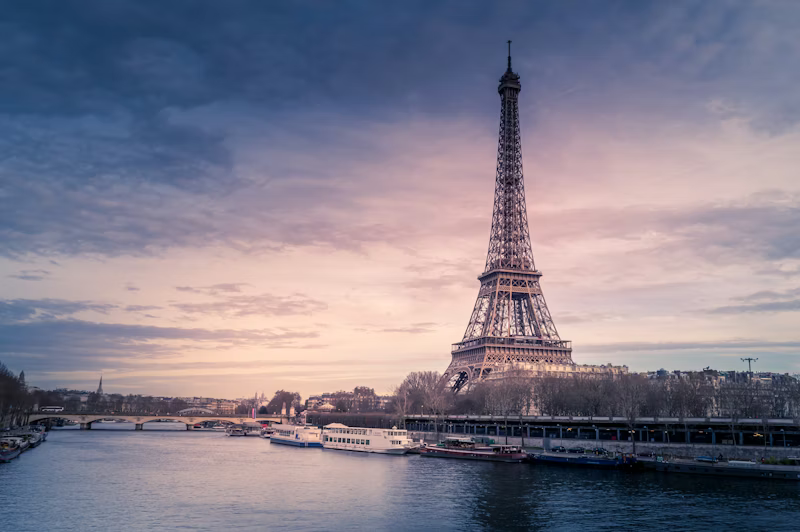 La tour Eiffel et les toits de Paris au coucher du soleil.