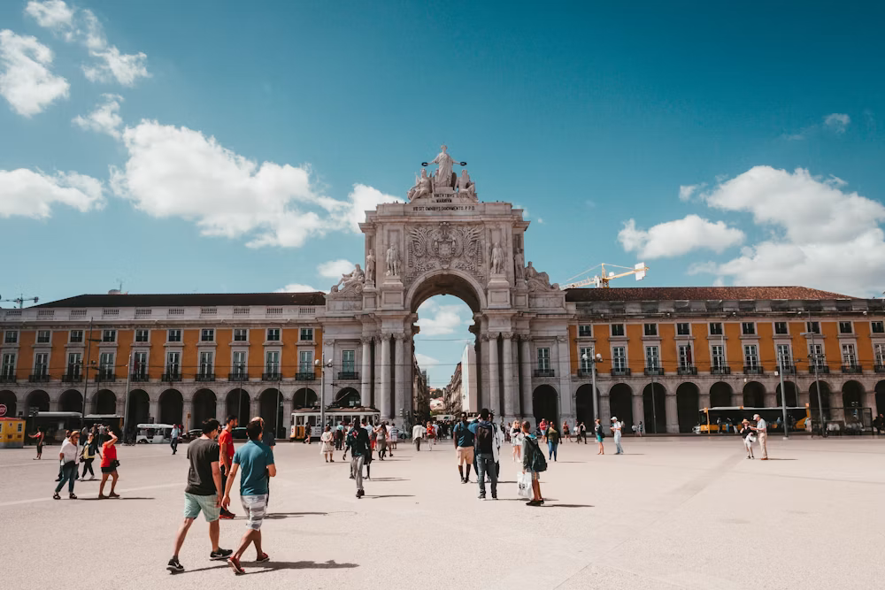 La place du Commerce et l'arc de la Rua Augusta à Lisbonne, Portugal.